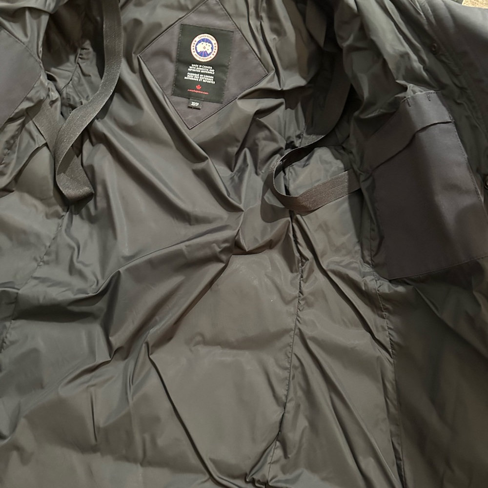 Canada goose navy colour in a great condition - Picture 4 of 16